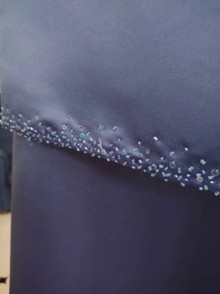 Vestido largo azul con pedrería
