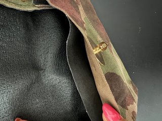 Bolso estampado militar con cadena dorada
