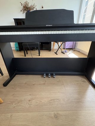Piano digital Roland RP102 - mueble y 3 pedales
