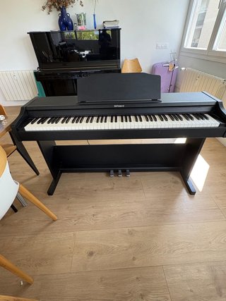Piano digital Roland RP102 - mueble y 3 pedales