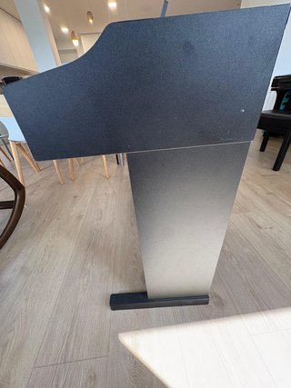 Piano digital Roland RP102 - mueble y 3 pedales