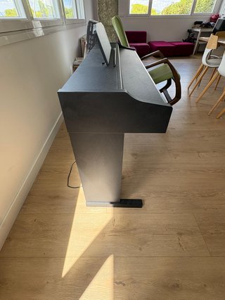 Piano digital Roland RP102 - mueble y 3 pedales