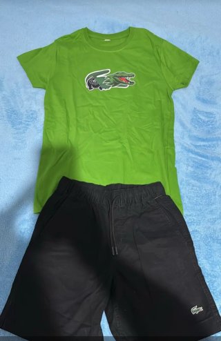 Set abbigliamento Lacoste: maglietta verde e pantaloni neri