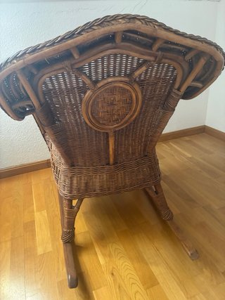 Mecedora de mimbre marrón