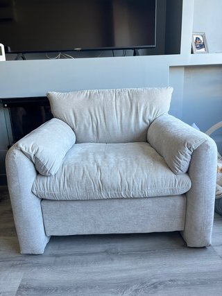Sillón de tela gris