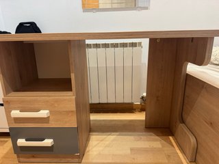 Scrivania in legno con 2 cassetti