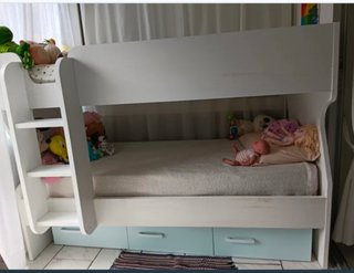 Litera blanca con estanterías