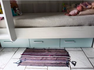 Litera blanca con estanterías