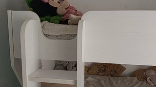 Litera blanca con estanterías
