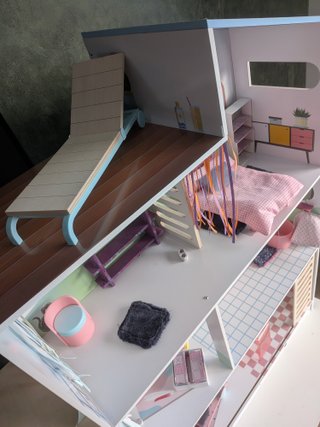 Casa de muñecas grande de madera con ascensor