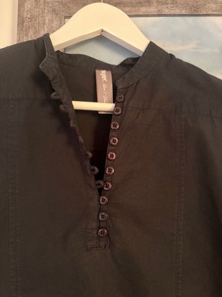 Blusa negra con botones y manga 3/4 abullonada