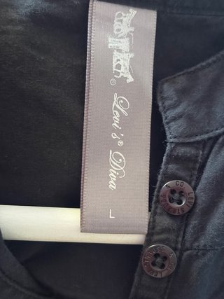 Blusa negra con botones y manga 3/4 abullonada