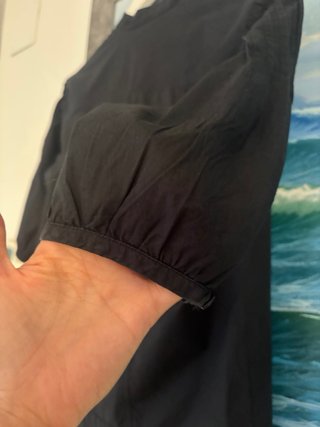 Blusa negra con botones y manga 3/4 abullonada