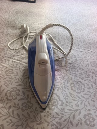 Plancha de ropa blanca y azul