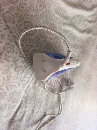 Plancha de ropa blanca y azul