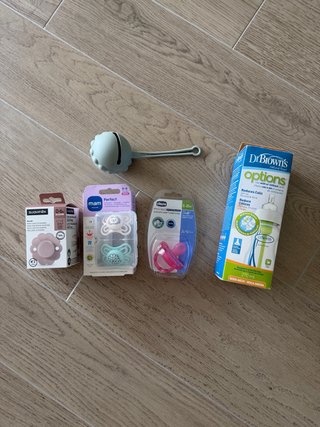 Pack bebé: chupetes y biberón