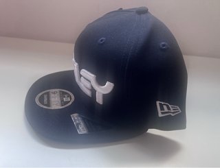 Gorra Oakley Snap Back azul marino y blanca