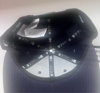 Gorra Oakley Snap Back azul marino y blanca