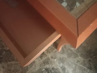 Mesa auxiliar madera color cerezo, cristal y cajon