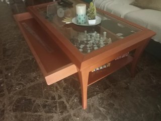 Mesa auxiliar madera color cerezo, cristal y cajon