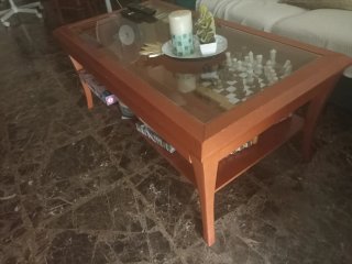 Mesa auxiliar madera color cerezo, cristal y cajon