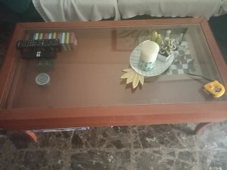 Mesa auxiliar madera color cerezo, cristal y cajon