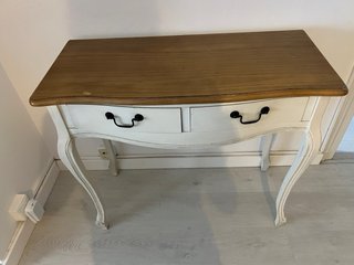 Consola de madera clara y blanca