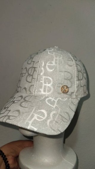 2 Gorras Estampadas Letras Blanco y Negro