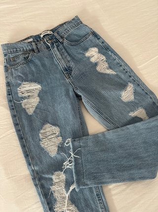 Pantalón vaquero desgarrado