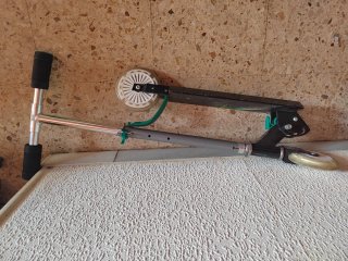 Patinete plegable con ruedas blancas