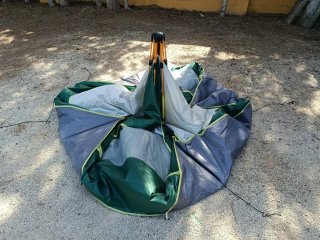 Tienda de campaña verde y amarilla automática.