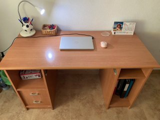 Escritorio y mueble para la TV en buen estado
