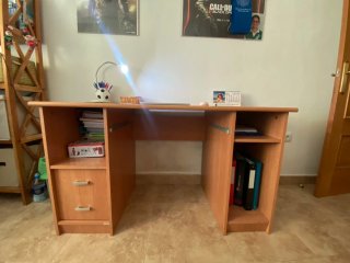 Escritorio y mueble para la TV en buen estado