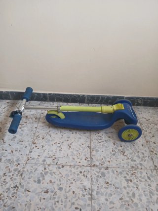 Patinete 3 ruedas azul y amarillo