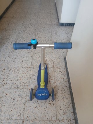Patinete 3 ruedas azul y amarillo