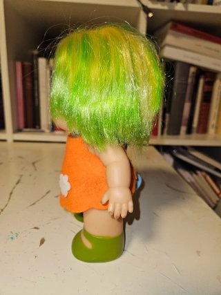 Muñeca con pelo verde y vestido naranja