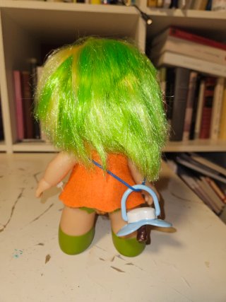 Muñeca con pelo verde y vestido naranja