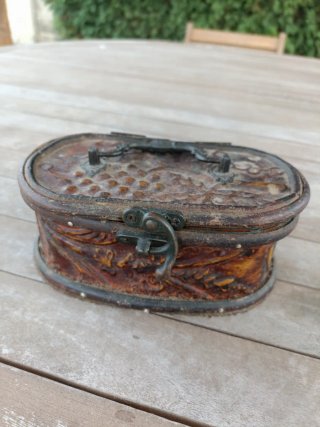 Cofre joyero madera y cuero repujado
