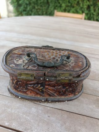 Cofre joyero madera y cuero repujado