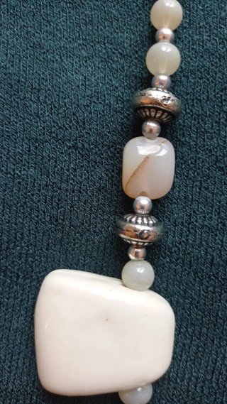 Collar blanco con piedras, y cuentas plateadas