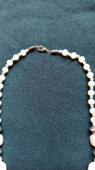 Collar blanco con piedras, y cuentas plateadas