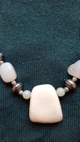 Collar blanco con piedras, y cuentas plateadas