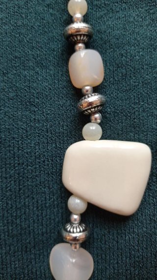 Collar blanco con piedras, y cuentas plateadas