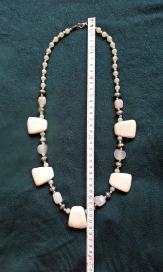 Collar blanco con piedras, y cuentas plateadas