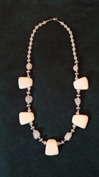 Collar blanco con piedras, y cuentas plateadas