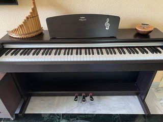 Piano Yamaha Arius