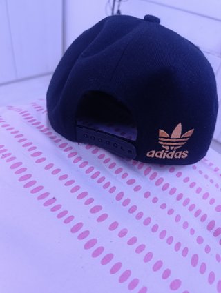 Gorra Adidas Negra y Dorada