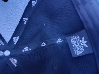 Gorra Adidas Negra y Dorada