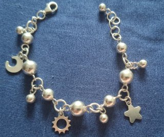 Pulsera de plata con abalorios