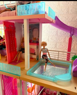 Casa y Coche Barbie.Muñecos y accesorios incluidos